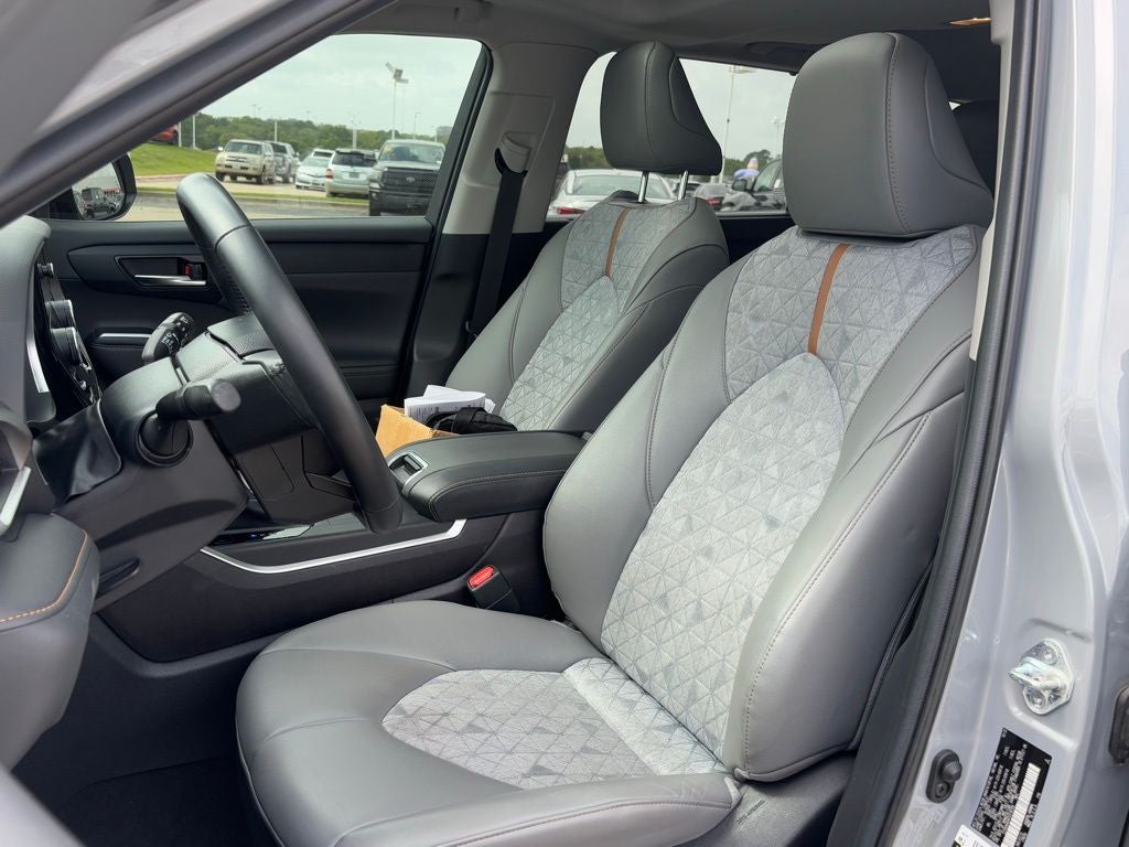 2023 Toyota Highlander Hybrid Bronze Edition