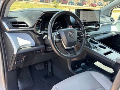 2025 Toyota Sienna XLE 8 Passenger