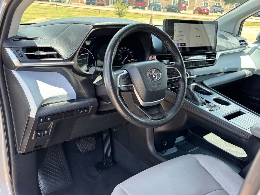2025 Toyota Sienna XLE 8 Passenger