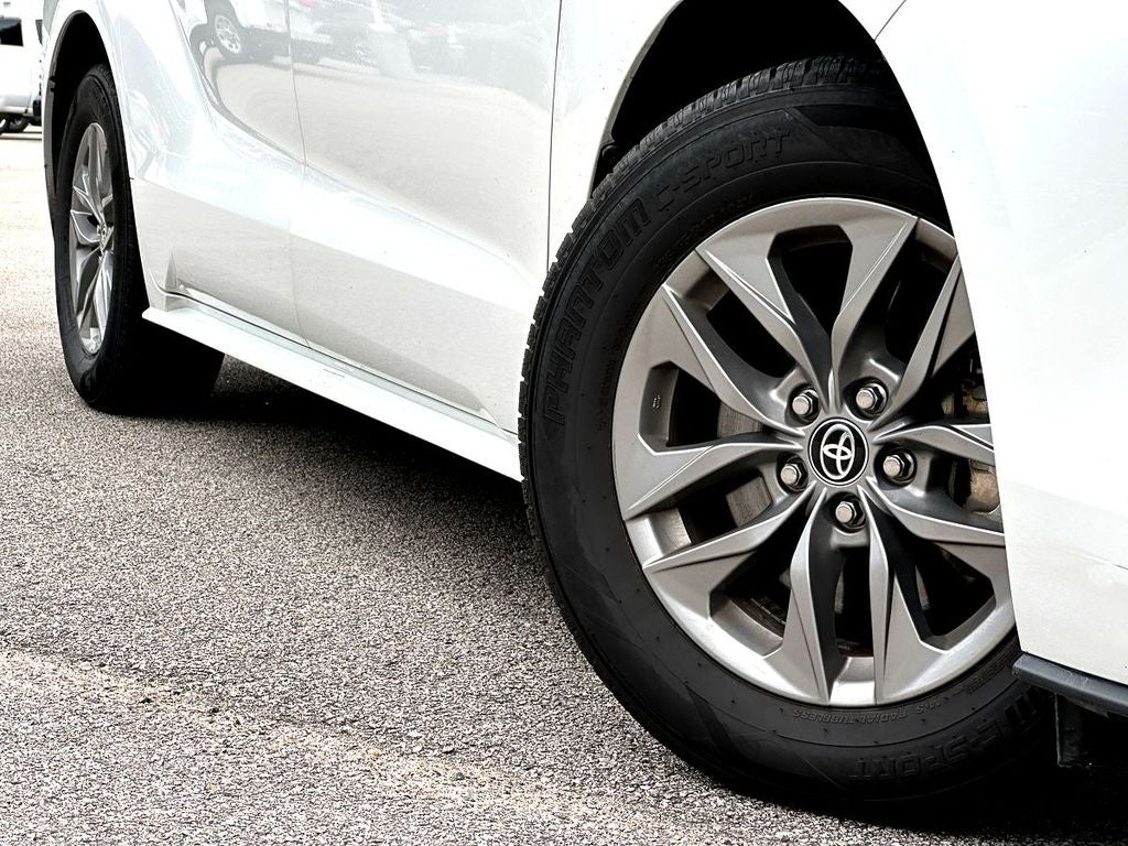 2024 Toyota Sienna XLE 8 Passenger