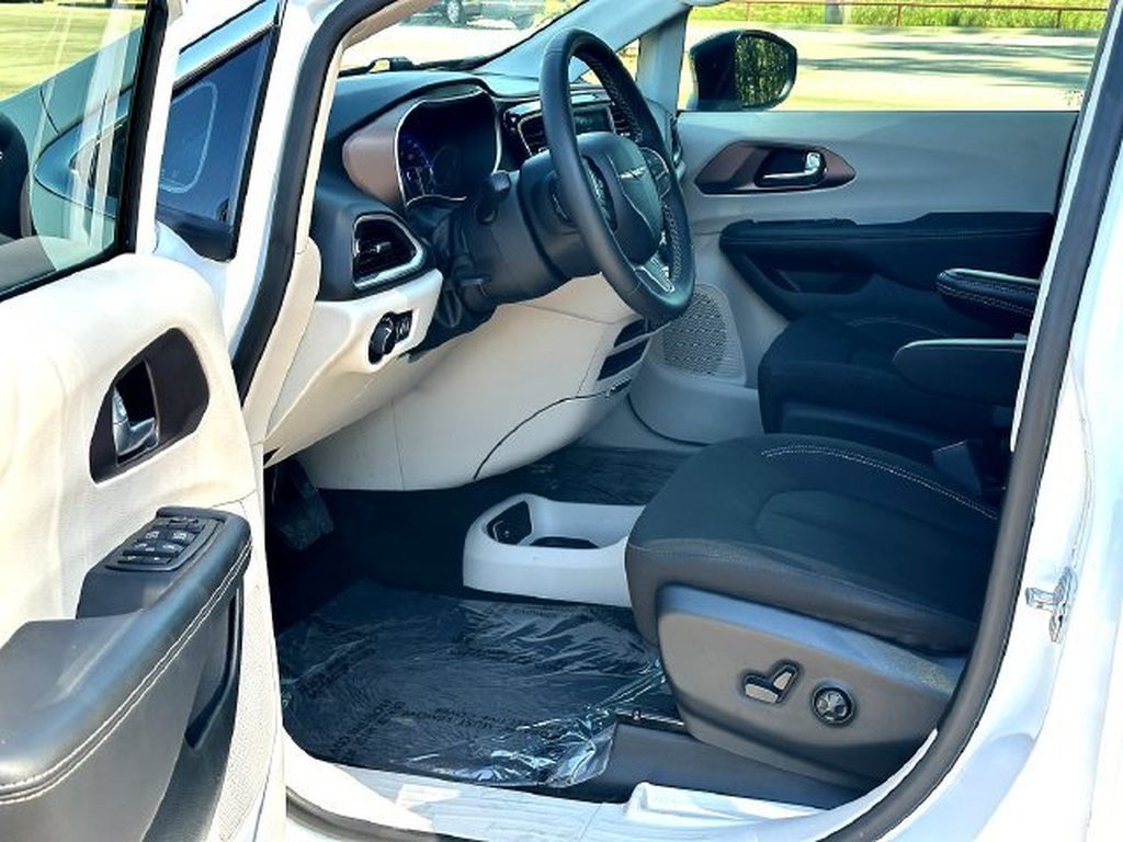 2024 Chrysler Voyager LX