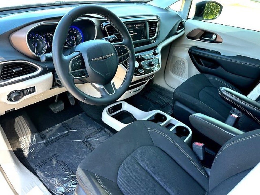 2024 Chrysler Voyager LX