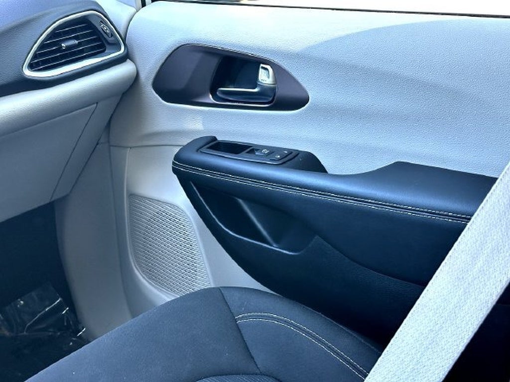2024 Chrysler Voyager LX