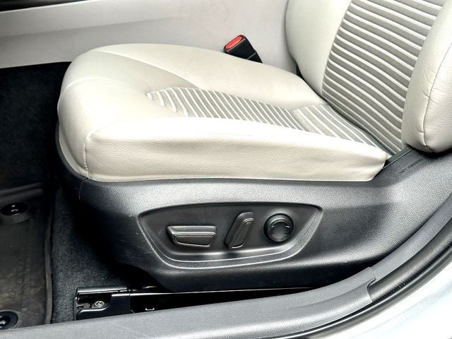 2022 Toyota Camry Hybrid SE