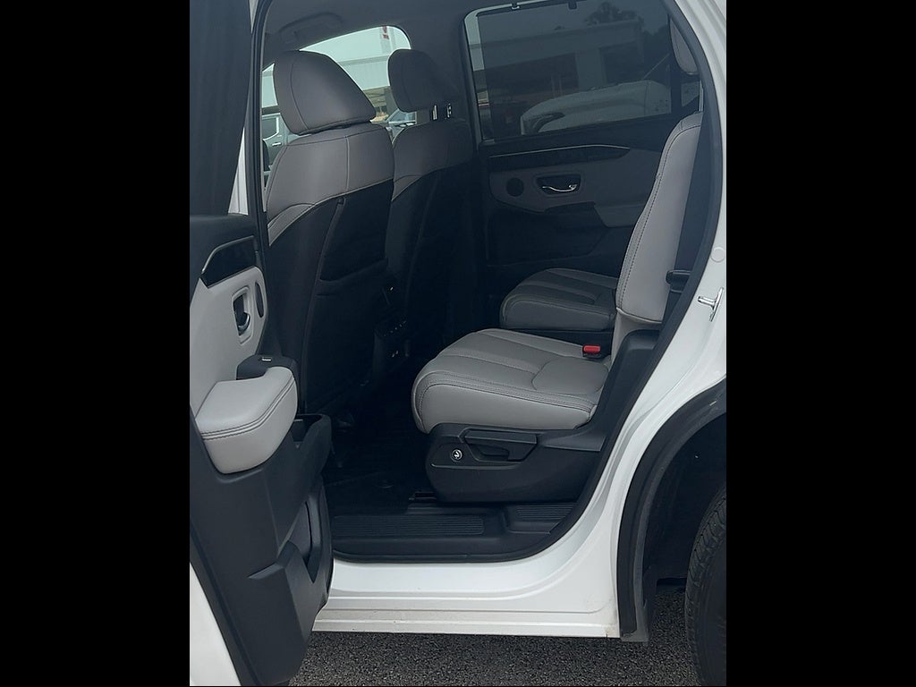2023 Honda Pilot EX-L w/Rear Captain's Chairs