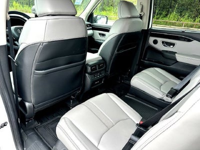 2023 Honda Pilot EX-L w/Rear Captain's Chairs