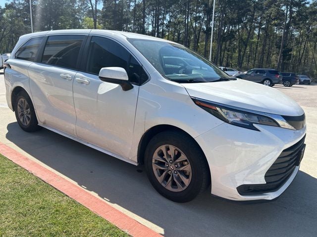 2022 Toyota Sienna LE 8 Passenger