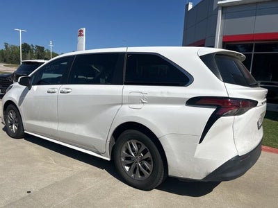 2022 Toyota Sienna LE 8 Passenger