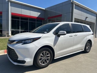2022 Toyota Sienna LE 8 Passenger