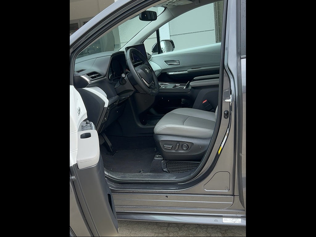 2025 Toyota Sienna XLE 8-Passenger