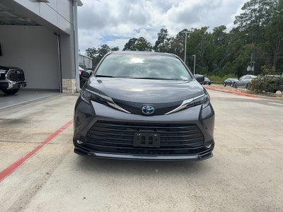 2025 Toyota Sienna XLE 8-Passenger